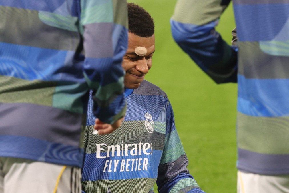 Mientras Kylian Mbappé se entrena en solitario para recuperarse de su lesión, el madridismo aumenta la presión en redes con mensajes de “Mbappé out” y apoyo a Vinicius Jr.