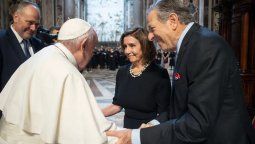 altText(Nancy Pelosi, pañuelo verde, recibe la comunión en el Vaticano)}