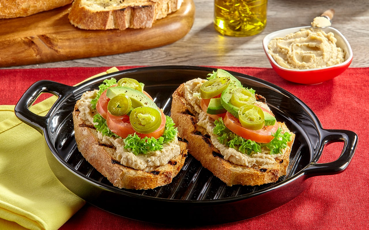 El hummus es un plato sencillísimo y permite un gran abanico de variedades, entre los que se incluye remolacha, guacamole e incluso chocolate. El hummus es un plato sencillísimo y permite un gran abanico de variedades, entre los que se incluye remolacha, guacamole e incluso chocolate.