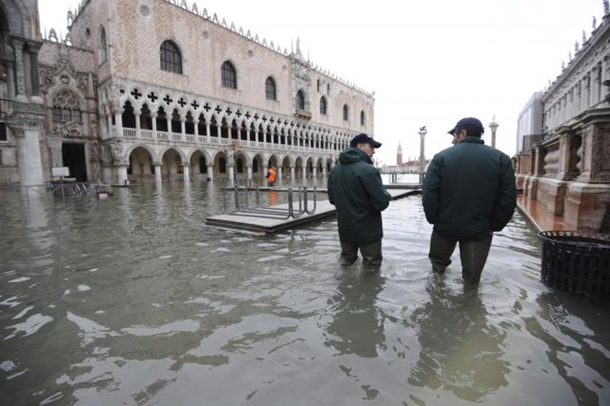Venecia se sigue hundiendo. Venecia se sigue hundiendo.