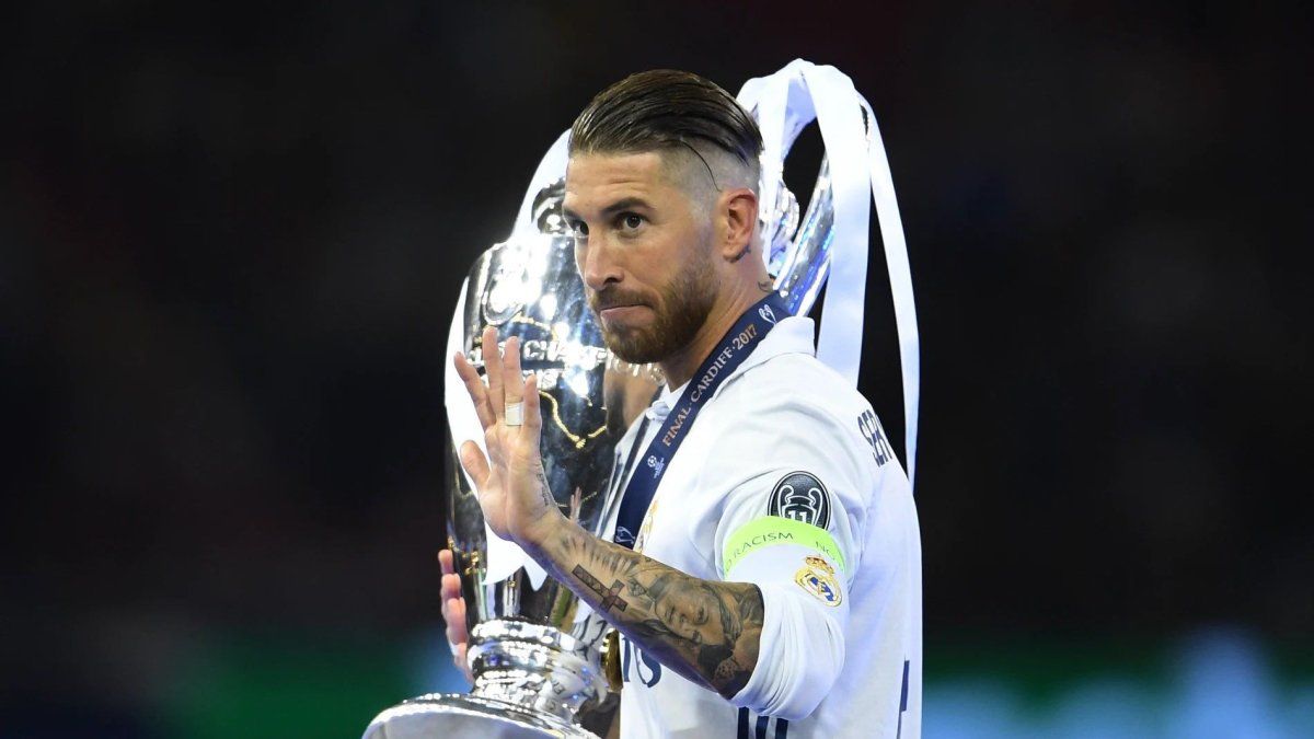Sergio Ramos levantando la “Orejona”, el trofeo de Champions League que marcó su era como referente del Real Madrid. Sergio Ramos levantando la “Orejona”, el trofeo de Champions League que marcó su era como referente del Real Madrid.