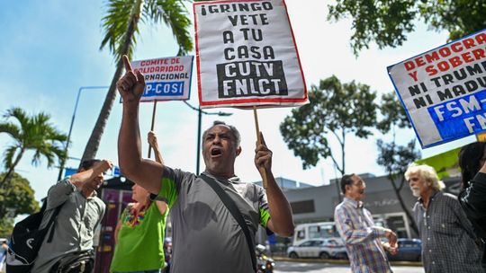 Un miembro de los sindicatos CUTV (Central Obrera Venezolana) y FNLCT (Frente Nacional de Lucha de la Clase Trabajadora) durante una protesta frente a las oficinas de las Naciones Unidas. Un miembro de los sindicatos CUTV (Central Obrera Venezolana) y FNLCT (Frente Nacional de Lucha de la Clase Trabajadora) durante una protesta frente a las oficinas de las Naciones Unidas.