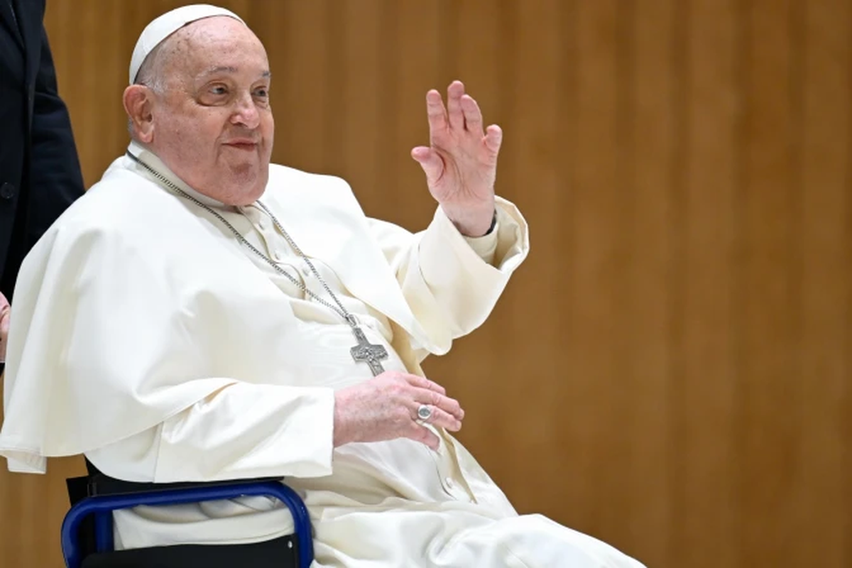 Por falta de aliento, el Papa Francisco delegó la lectura de varios discursos. Por falta de aliento, el Papa Francisco delegó la lectura de varios discursos.