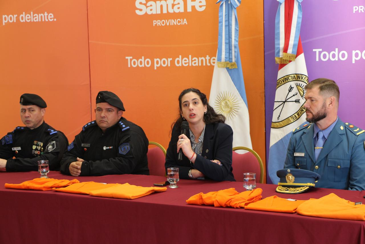 El uniforme debe ser utilizado en todo momento para salir de los pabellones y las visitas no podrán acudir con indumentaria de ese color para evitar conflictos. El uniforme debe ser utilizado en todo momento para salir de los pabellones y las visitas no podrán acudir con indumentaria de ese color para evitar conflictos. 