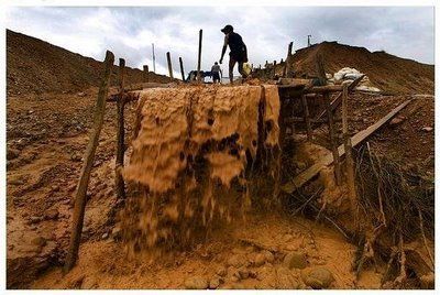 Imagen de la minería ilegal en Huepetuhe, Perú.