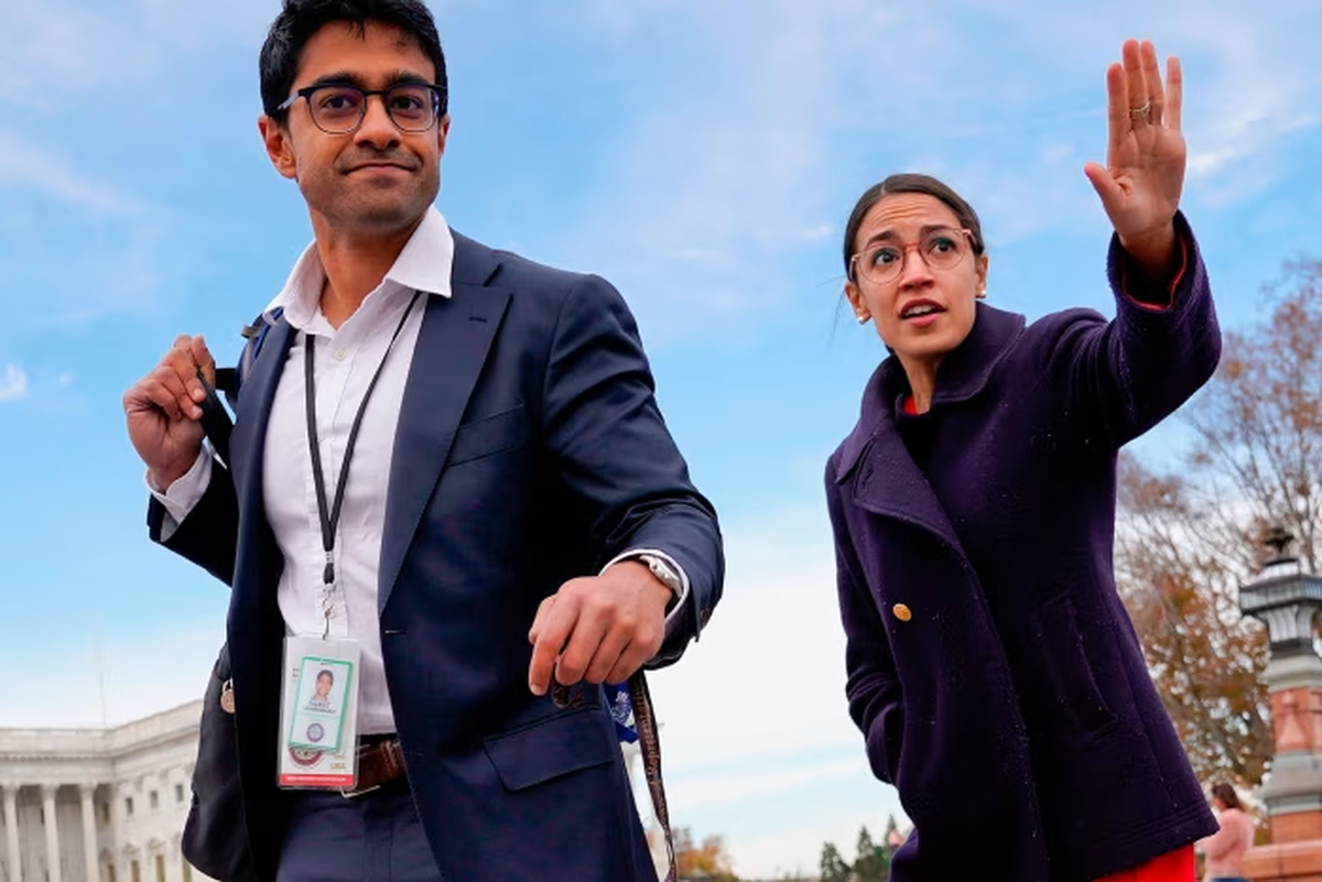 Alexandria Ocasio-Cortez y Saikat Chakrbait, los rostros de ala radical del Partido demócrata. Alexandria Ocasio-Cortez y Saikat Chakrbait, los rostros de ala radical del Partido demócrata.