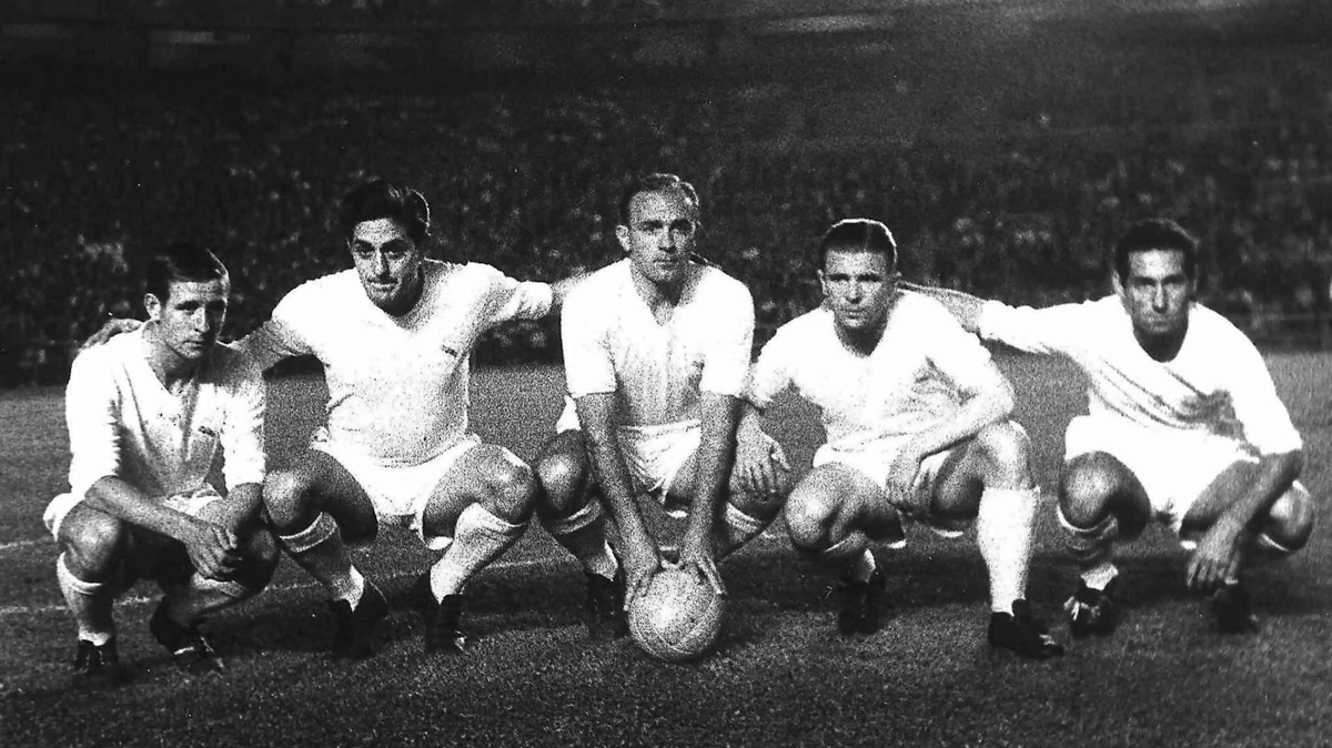 Alfredo Di Stéfano (centro) llegó al Real Madrid bajo la presidencia de Santiago Bernabéu en 1952. Durante esa época, el club ganó sus primeras seis Copas de Europa. Alfredo Di Stéfano (centro) llegó al Real Madrid bajo la presidencia de Santiago Bernabéu en 1952. Durante esa época, el club ganó sus primeras seis Copas de Europa.