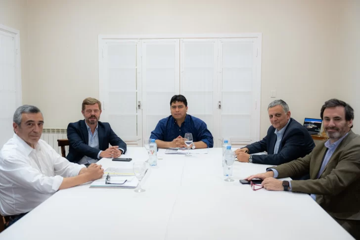 Jaime Álvarez, ministro de Energía; Marcelo Aldeco, gerente de Relaciones Laborales de YPF; Claudio Vidal, gobernador de Santa Cruz; Horacio Marín, presidente de YPF; y Lisandro Deleonardis, vicepresidente de Asuntos Públicos de YPF. Jaime Álvarez, ministro de Energía; Marcelo Aldeco, gerente de Relaciones Laborales de YPF; Claudio Vidal, gobernador de Santa Cruz; Horacio Marín, presidente de YPF; y Lisandro Deleonardis, vicepresidente de Asuntos Públicos de YPF.