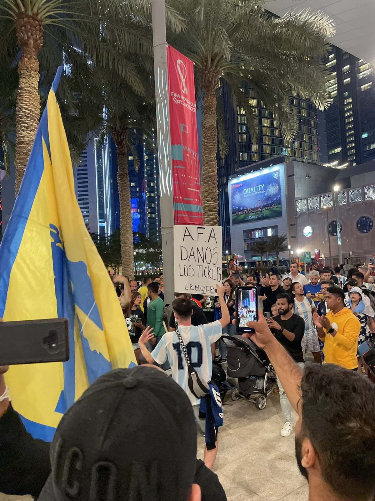 Manifestación de hinchas argentinos en Qatar.