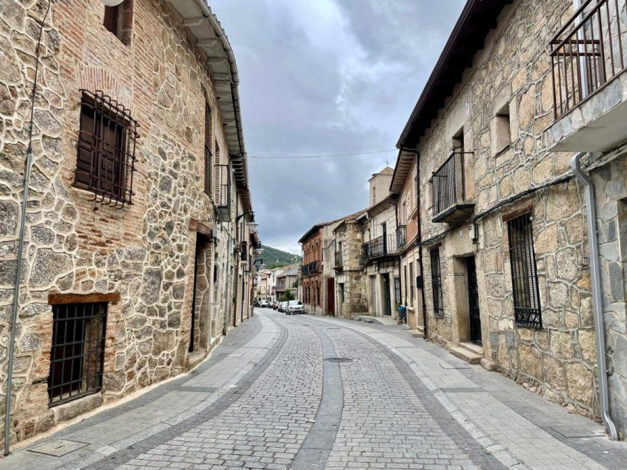 Vista del casco antiguo de Cadalso de los Vidrios, un municipio a poco más de una hora de Madrid con precios inmobiliarios muy por debajo de la media regional.