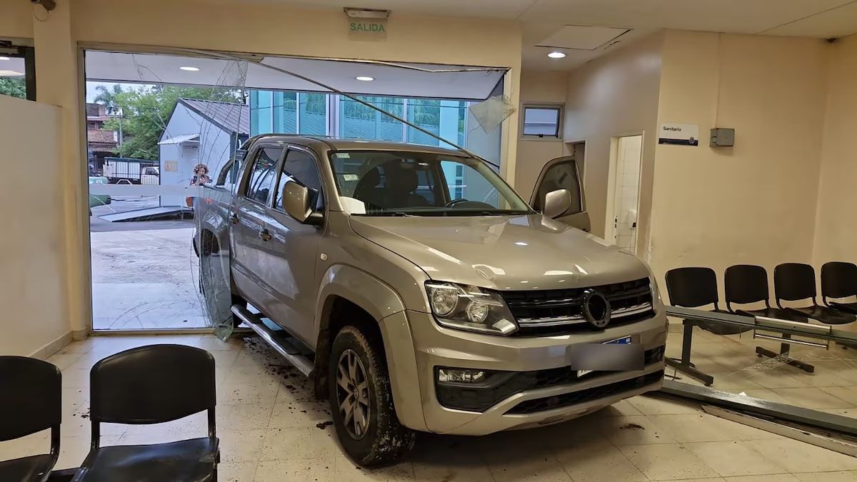 Unbarrabrava de Boca, con antecedentes penales, destrozó con su camioneta laguardia del Hospital de Boulogne porque no lo atendían y lo detuvieron.