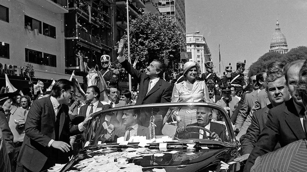 El 10 de diciembre de 1983, hace ya más de 40 años, Raúl Alfonsín se convertía en el primer presidente de Argentina tras el regreso de la democracia. Fue una jornada histórica luego de 7 años de dictadura. El 10 de diciembre de 1983, hace ya más de 40 años, Raúl Alfonsín se convertía en el primer presidente de Argentina tras el regreso de la democracia. Fue una jornada histórica luego de 7 años de dictadura.