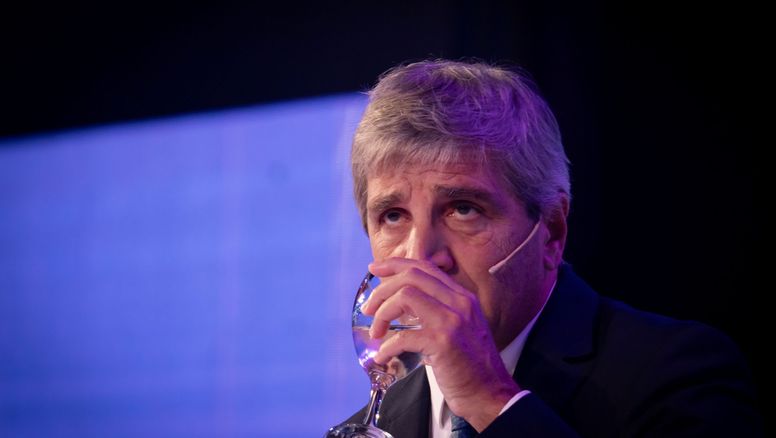¿Promesa incumplida con el PAMI?: Luis Caputo no suelta los pesos...