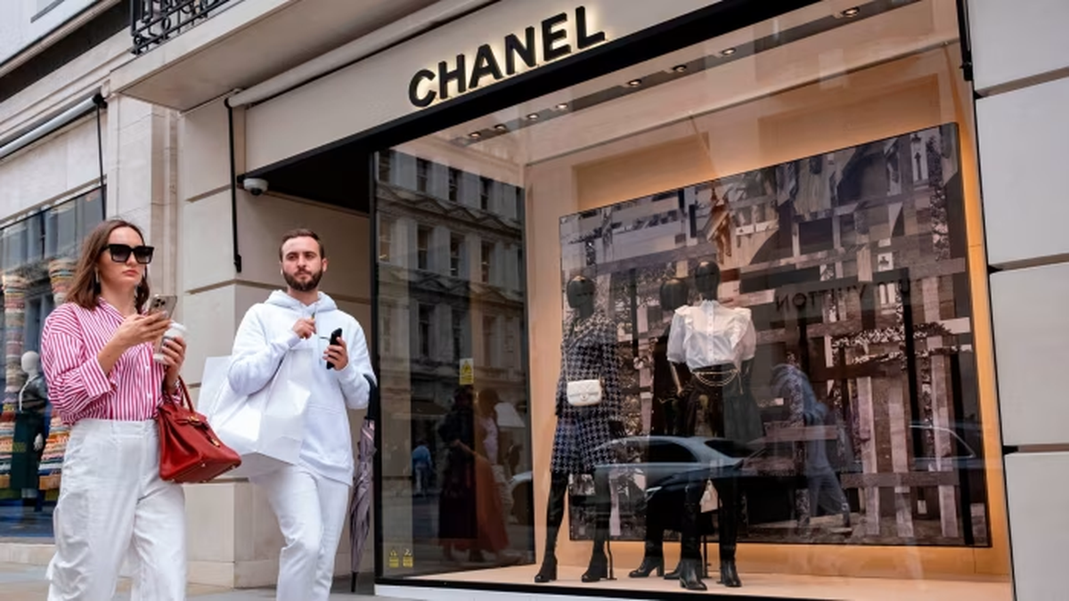 Chanel tuvo ventas récord el año pasado de casi $20 mil millones. ¿Será capaz Blazy de hacer la misma magia que logró en Bottega? Chanel tuvo ventas récord el año pasado de casi $20 mil millones. ¿Será capaz Blazy de hacer la misma magia que logró en Bottega?