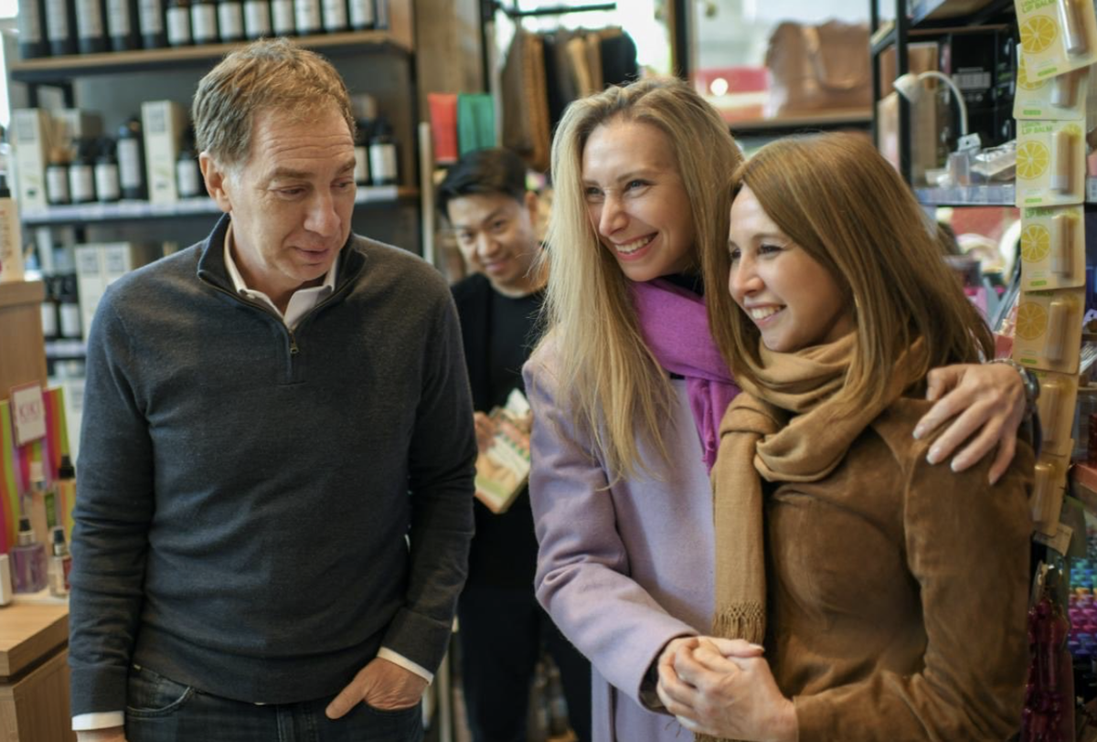 Karina Milei junto a Diego Santilli y Pilar Ramírez.