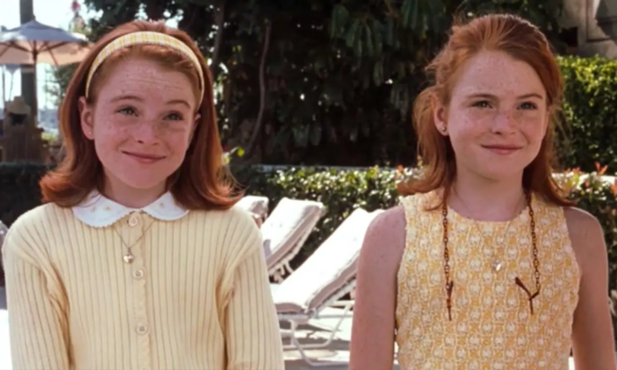 Lindsay Lohan se hizo conocida rápidamente tras protagonizar "Juego de gemelas", en donde hizo de dos hermanas que eran separadas al nacer. Lindsay Lohan se hizo conocida rápidamente tras protagonizar "Juego de gemelas", en donde hizo de dos hermanas que eran separadas al nacer.