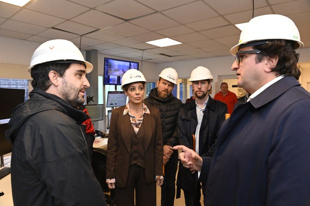 Cuando Flávia Royón era secretaria de Energía de la Nación, una visita al Grupo Albanesi. Cuando Flávia Royón era secretaria de Energía de la Nación, una visita al Grupo Albanesi.