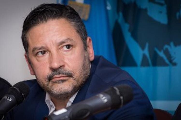 Gustavo Menéndez, con hisopado positivo.