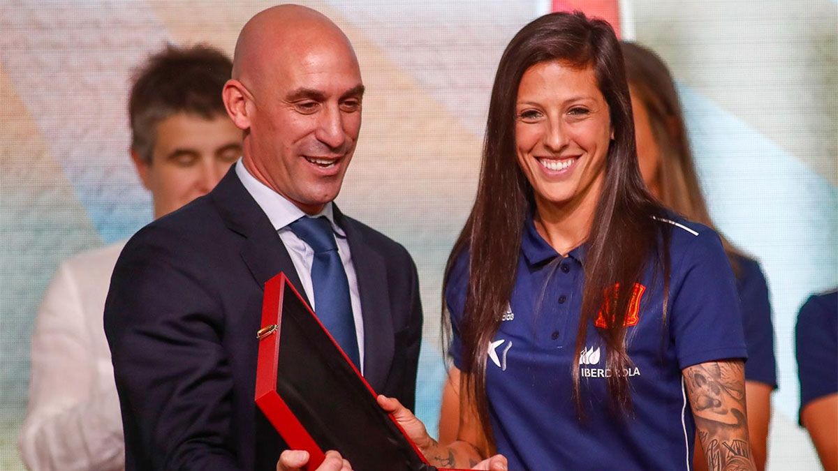 Luis Rubiales, expresidente de la Real Federación Española de Fútbol (RFEF), no irá a prisión pero condenado a pagar 10.800 de euros por besar a Jenni Hermoso. Luis Rubiales, expresidente de la Real Federación Española de Fútbol (RFEF), no irá a prisión pero condenado a pagar 10.800 de euros por besar a Jenni Hermoso.