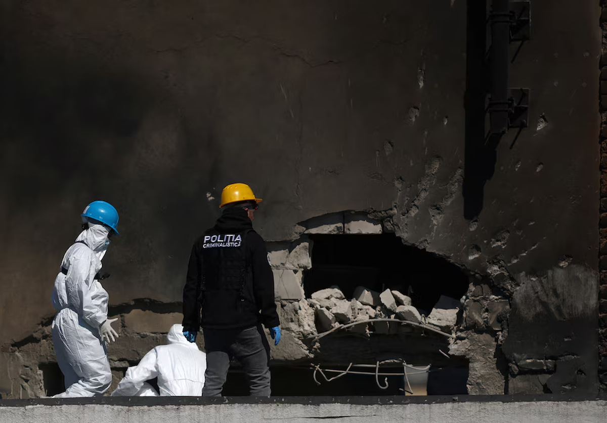 Agentes de la ley rumanos trabajan en el lugar de una explosión en un bloque residencial de apartamentos tras el impacto de un dron cerca de la frontera con Ucrania, en Galati, Rumania (Inquam Photos/George Calin vía REUTERS) Agentes de la ley rumanos trabajan en el lugar de una explosión en un bloque residencial de apartamentos tras el impacto de un dron cerca de la frontera con Ucrania, en Galati, Rumania (Inquam Photos/George Calin vía REUTERS)