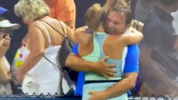 El papá de Sara Bejlek palmeó en la cola a su hija de 16 años, luego de la victoria de la joven ante Heather Watson. El papá de Sara Bejlek palmeó en la cola a su hija de 16 años, luego de la victoria de la joven ante Heather Watson.