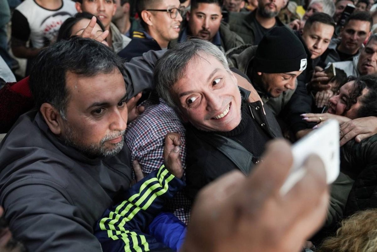 Entre fotos con los simpatizantes y dirigentes bonaerenses Máximo habló de