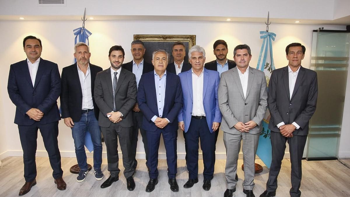 Los gobernadores de JxC armaron varias reuniones por zoom, sin éxito, y llegan a la asamblea de este martes sin un candidato unificado... Los gobernadores de JxC armaron varias reuniones por zoom, sin éxito, y llegan a la asamblea de este martes sin un candidato unificado...