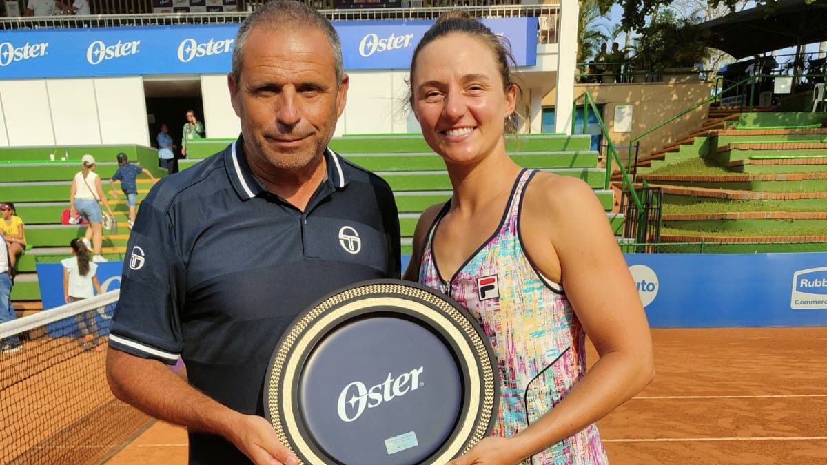 Nadia Podoroska se quedó con la final argentina del Torneo WTA 125 de Cali, Colombia, tras ganarle a Paula Ormaechea por 6-4 y 6-2, cortó 11 años sin títulos. (Foto: Gentileza: AATTenis)