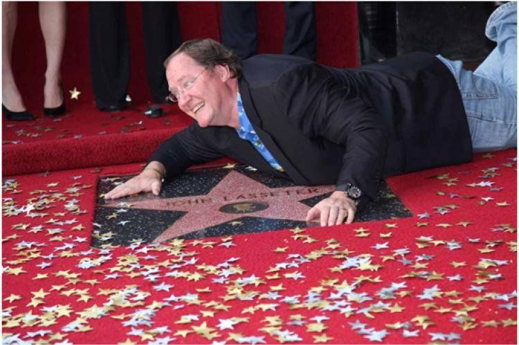 John Lasseter, en su estrella en el Paseo de la Fama, en Hollywood, Los Angeles.