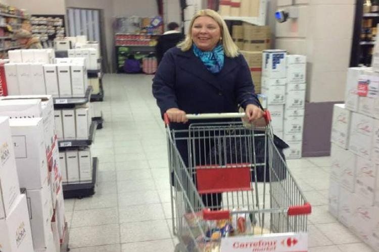 Carrió compartió, en Facebook, las fotos de su recorrida por el supermercado.