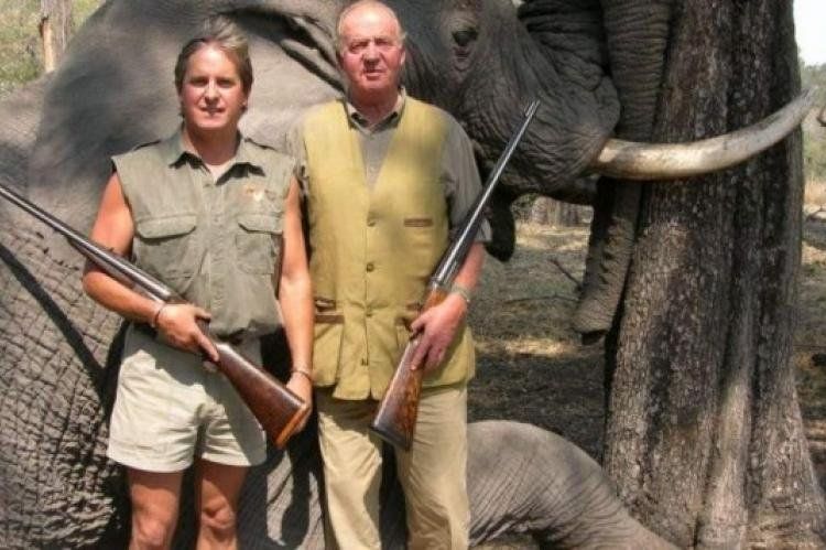 Juan Carlos I de Borbón y amiga en el safari con elefantes.
