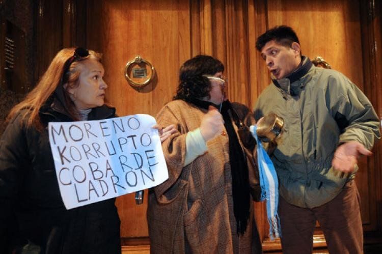 Personas protestando en la puerta del edificio donde vive Moreno (Foto: NA)