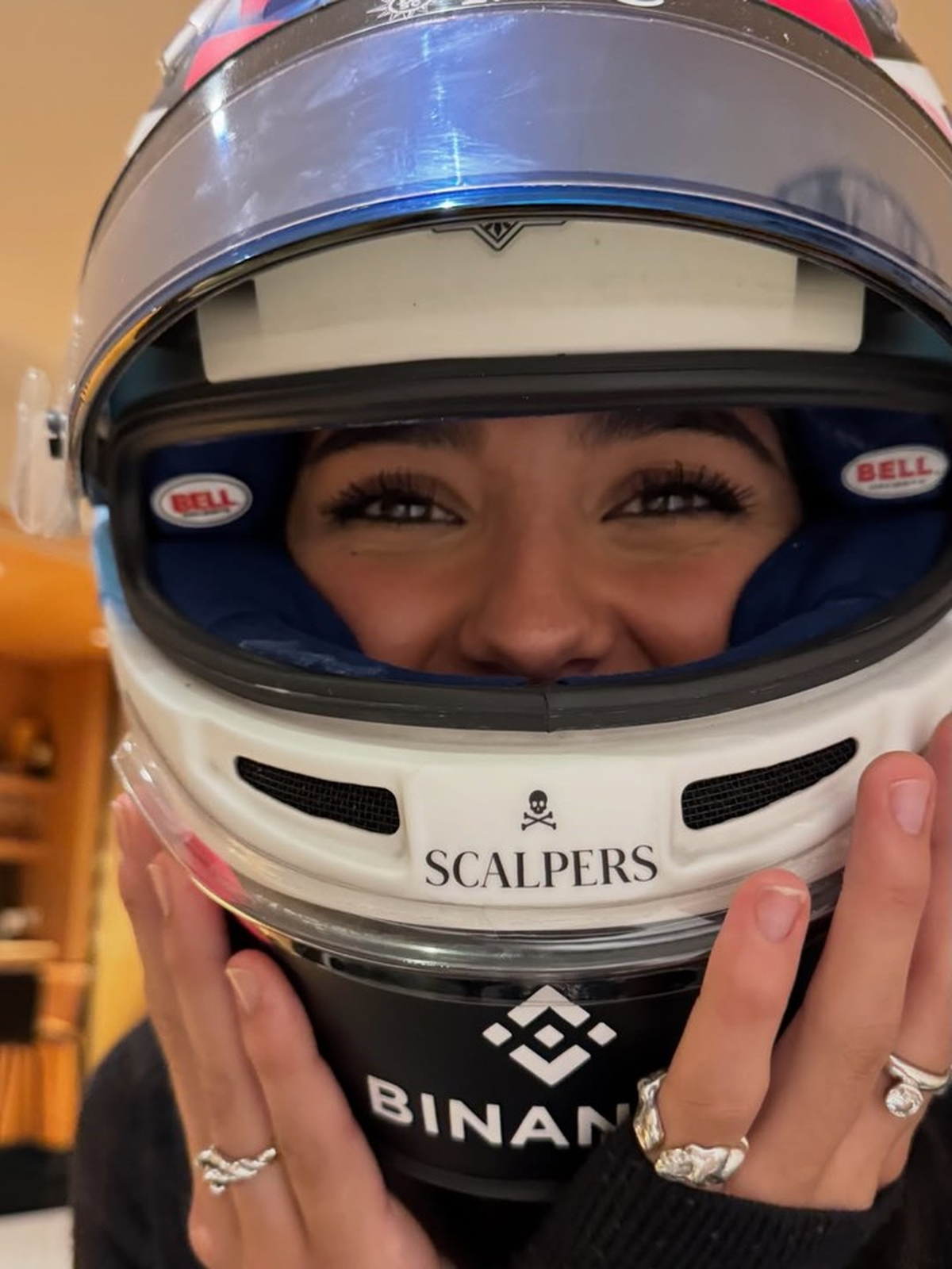 Maia Reficco con el casco de Colapinto. (Foto: Instagram de Franco Colapinto). Maia Reficco con el casco de Colapinto. (Foto: Instagram de Franco Colapinto).