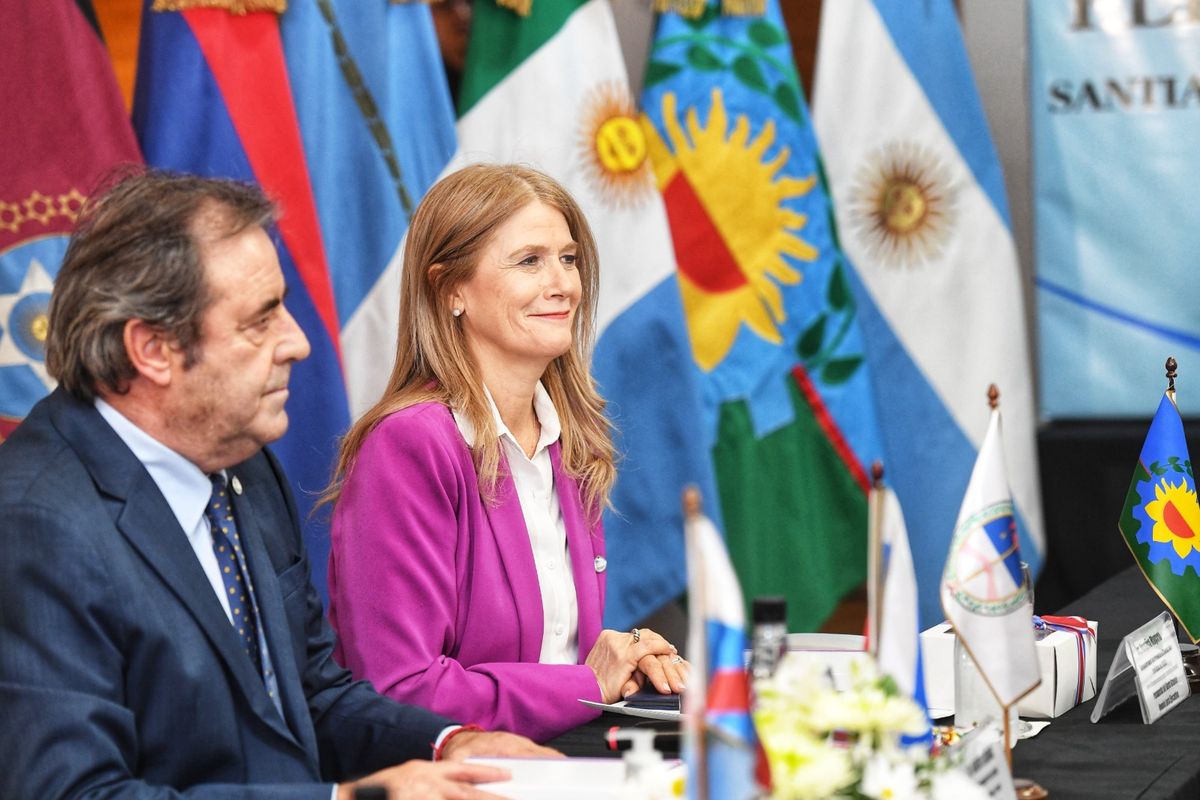 Verónica Magario con sus pares de provincias en Santiago del Estero
