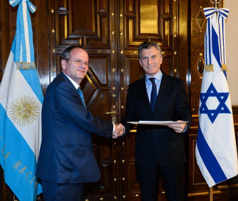 Macri con el embajador israelí en Buenos Aires, Ilan Sztulman