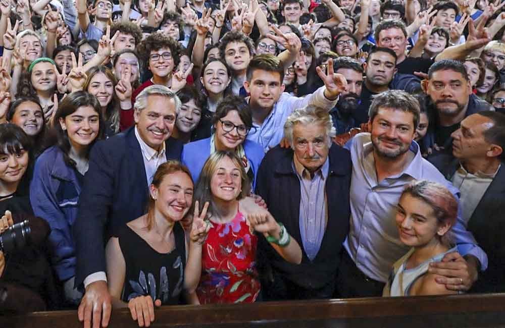 Alberto F, Pepe Mujica y Lammens, con los alumnos del Nacional de Buenos Aires (Foto: NA).