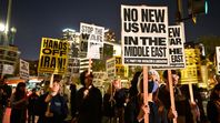 Manifestantes sostienen pancartas durante una protesta contra la acción militar en Irán frente al Ayuntamiento de Los Ángeles, California (USA), el 02/03/2026. Dicen no querer otra guerra nueva en Medio Oriente. Manifestantes sostienen pancartas durante una protesta contra la acción militar en Irán frente al Ayuntamiento de Los Ángeles, California (USA), el 02/03/2026. Dicen no querer otra guerra nueva en Medio Oriente.