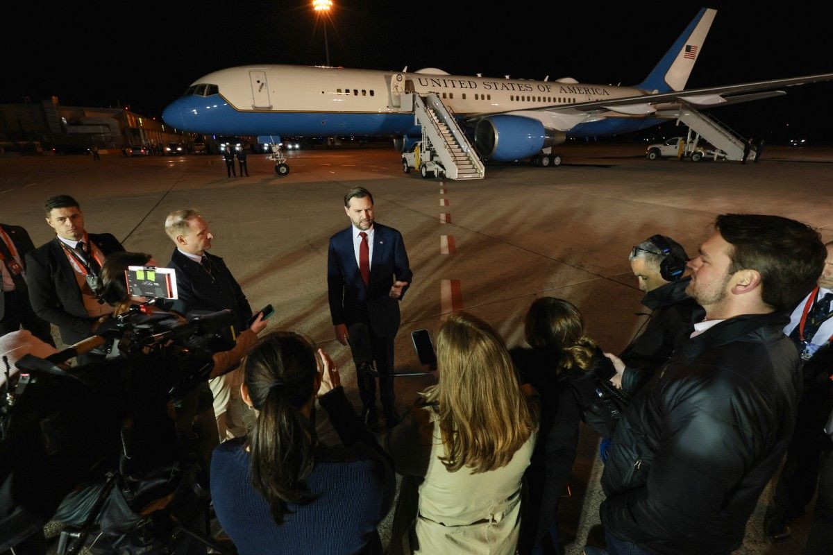 El vicepresidente de Estados Unidos, JD Vance, habla con los medios antes de abordar el Air Force Two para regresar a Washington D.C., luego de que la Casa Blanca anunciara que encabezaría la delegación estadounidense en las próximas conversaciones de paz con Irán, en el Aeropuerto Internacional Ferenc Liszt de Budapest, Hungría, el 8 de abril de 2026. El vicepresidente de Estados Unidos, JD Vance, habla con los medios antes de abordar el Air Force Two para regresar a Washington D.C., luego de que la Casa Blanca anunciara que encabezaría la delegación estadounidense en las próximas conversaciones de paz con Irán, en el Aeropuerto Internacional Ferenc Liszt de Budapest, Hungría, el 8 de abril de 2026.