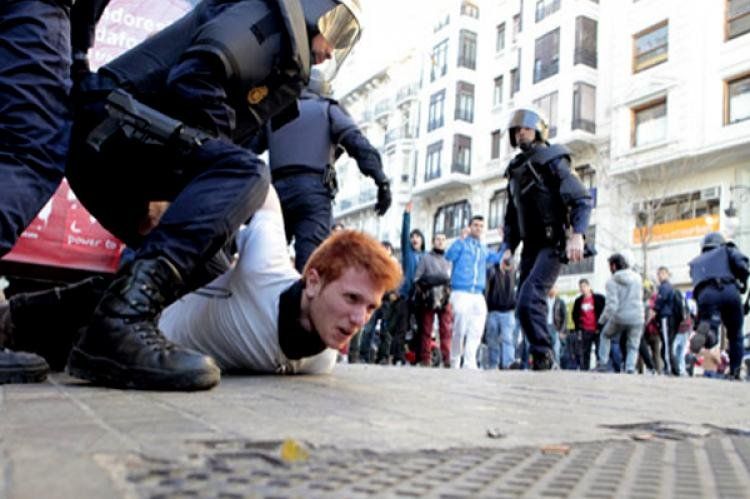 Protesta y represión en Valencia, España (lunes 20/02/2012).