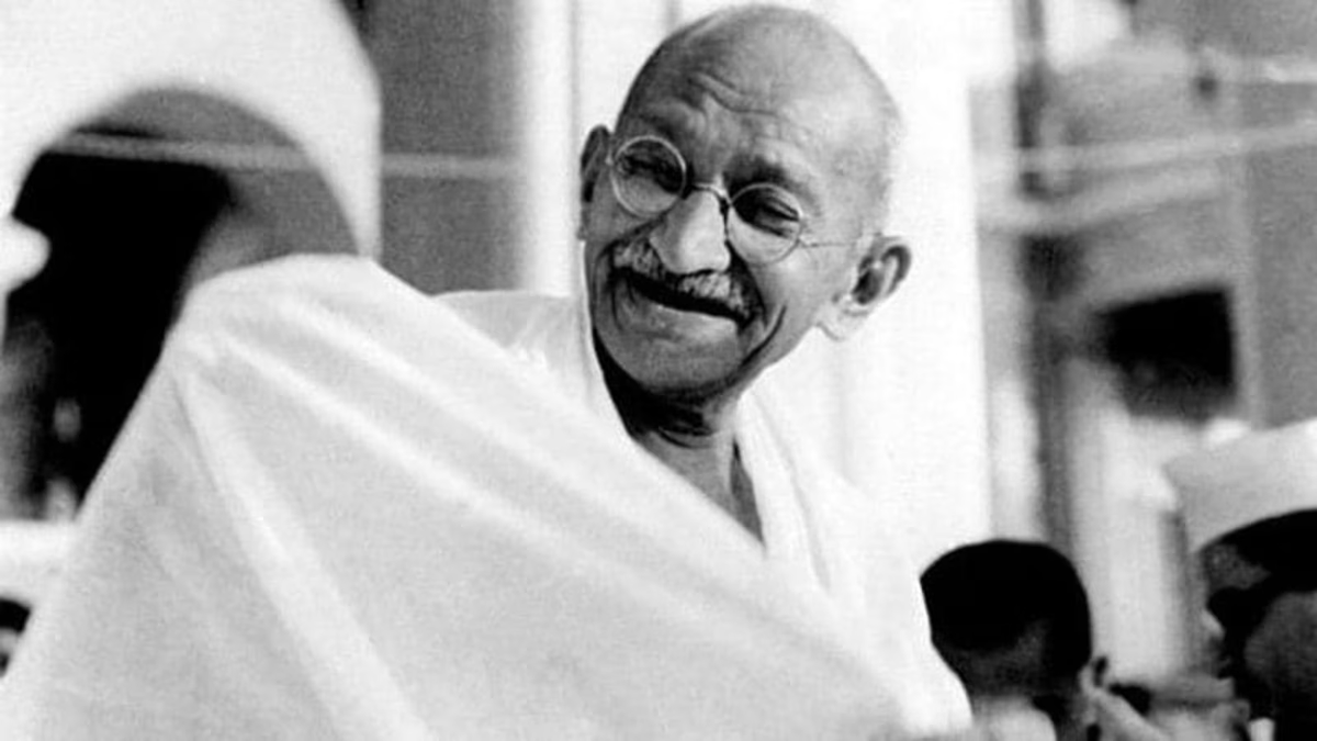 Mahatma Gandhi fue el líder del movimiento independentista indio y precursor de la filosofía de la no violencia. Sus enseñanzas influyeron en movimientos sociales de todo el mundo, como los de Martin Luther King, Jr. y Nelson Mandela. Mahatma Gandhi fue el líder del movimiento independentista indio y precursor de la filosofía de la no violencia. Sus enseñanzas influyeron en movimientos sociales de todo el mundo, como los de Martin Luther King, Jr. y Nelson Mandela.