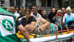 La jubilada agredida en la marcha denunció penalmente a Patricia Bullrich y al efectivo policial La jubilada agredida en la marcha denunció penalmente a Patricia Bullrich y al efectivo policial