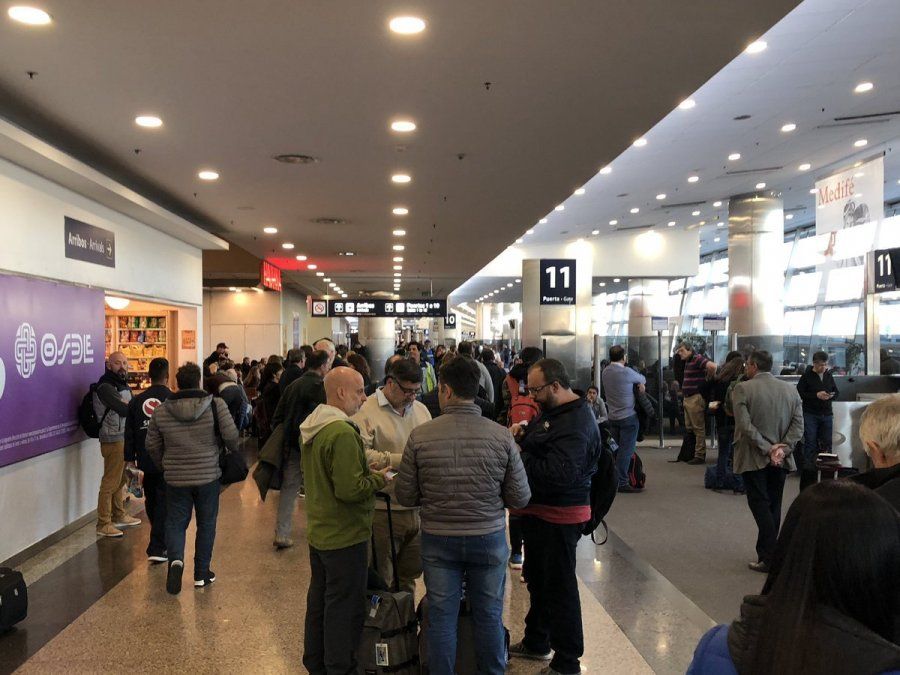 Los pasajeros de aeroparque tuvieron que armarse de paciencia