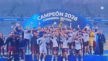 Lanús en el momento en que recibe la Recopa luego de vencer a Flamengo. Lanús en el momento en que recibe la Recopa luego de vencer a Flamengo.