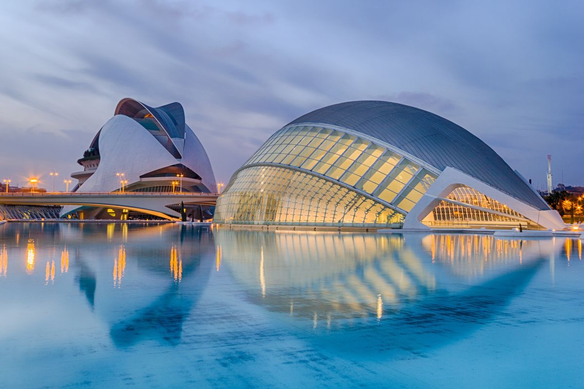 Vista de la Ciudad de las Artes y las Ciencias de Valencia, el complejo diseñado por Santiago Calatrava que se ha convertido en uno de los grandes atractivos turísticos de la ciudad. Vista de la Ciudad de las Artes y las Ciencias de Valencia, el complejo diseñado por Santiago Calatrava que se ha convertido en uno de los grandes atractivos turísticos de la ciudad.