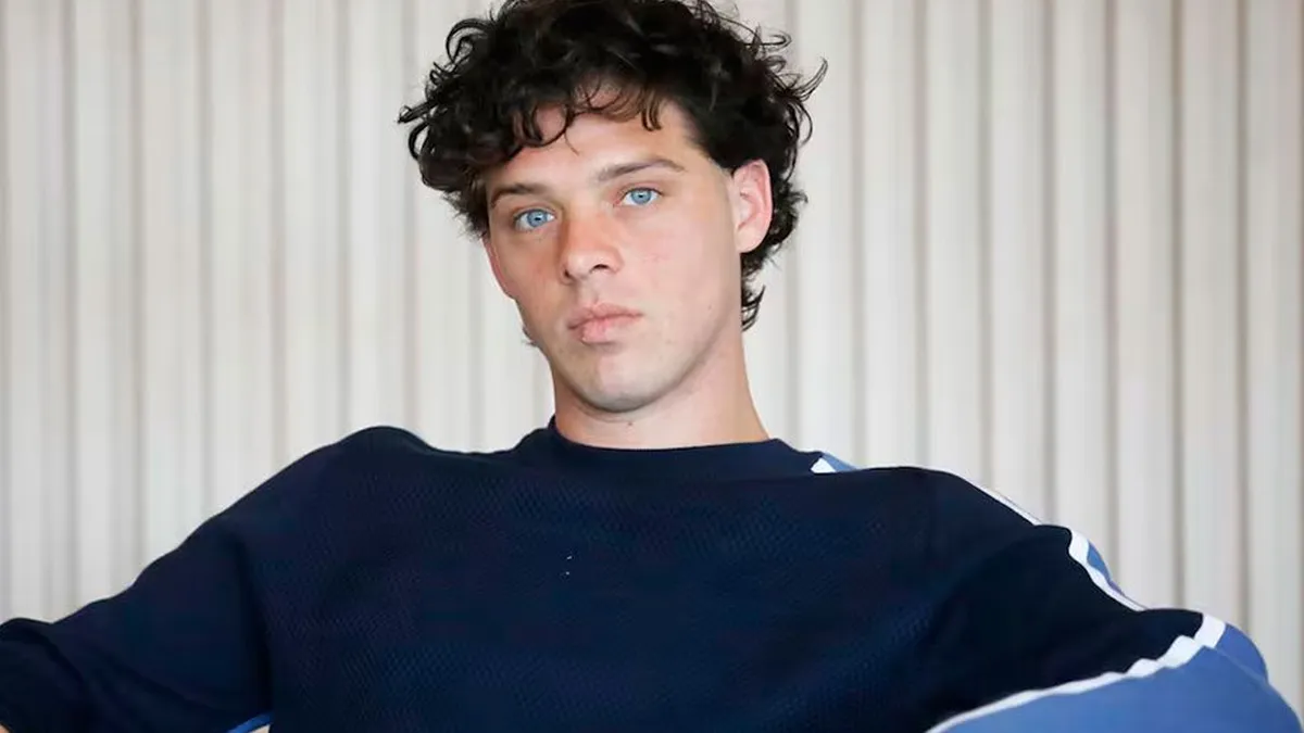 Santi Maratea convirtió una promesa mínima en una acción concreta, involucrándose en una fábrica y cuestionando desde el uso real la moda masculina pensada solo para la foto y no para el cuerpo. Santi Maratea convirtió una promesa mínima en una acción concreta, involucrándose en una fábrica y cuestionando desde el uso real la moda masculina pensada solo para la foto y no para el cuerpo.