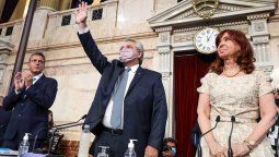 Alberto F. junto a Massa y CFK, ante la Asamblea Legislativa (Foto: NA).