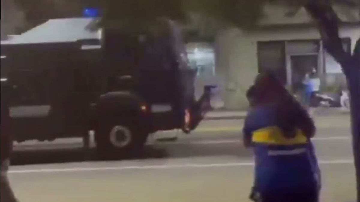 Un grupo de hinchas de Boca fueron reprimidos por la Policía en Parque Lezama en la previa del duelo ante Sportivo Trinidense de la Copa Sudamericana 2024. Un grupo de hinchas de Boca fueron reprimidos por la Policía en Parque Lezama en la previa del duelo ante Sportivo Trinidense de la Copa Sudamericana 2024.