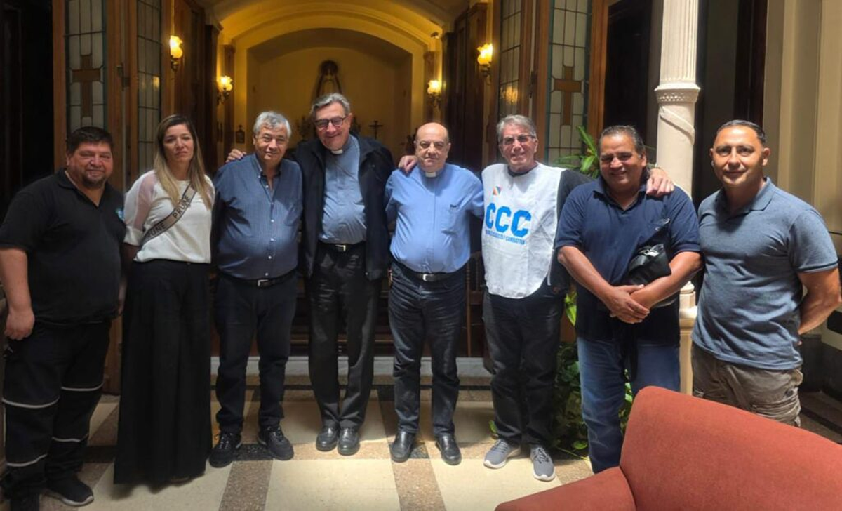 Dirigentes de varios gremios y organizaciones se reunieron con Monseñor Martín, quien acompañó la decisión de los trabajadores a movilizarse contra la medida que impulsa el Gobierno. Dirigentes de varios gremios y organizaciones se reunieron con Monseñor Martín, quien acompañó la decisión de los trabajadores a movilizarse contra la medida que impulsa el Gobierno.