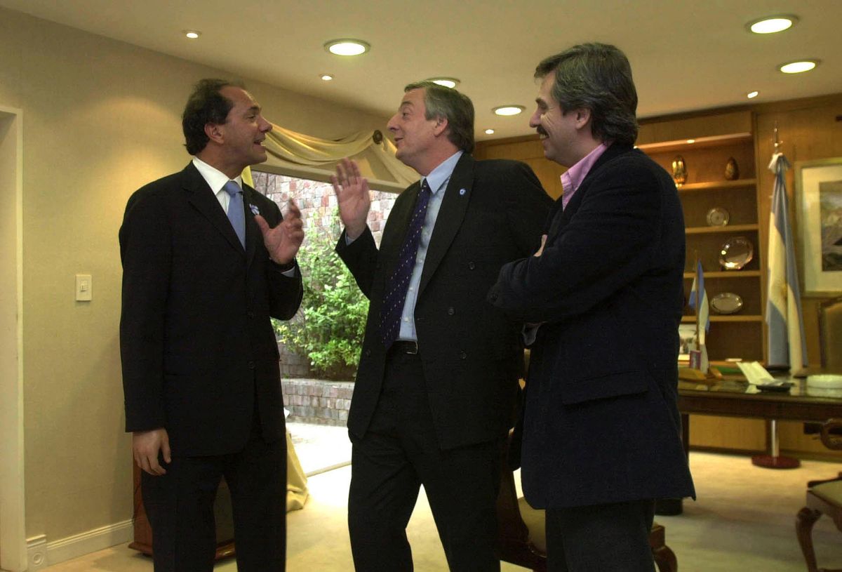 Néstor Kirchner, entre Daniel Scioli y Alberto Fernández. Néstor Kirchner, entre Daniel Scioli y Alberto Fernández.