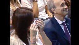 Sandra Pettovello, secándose las lágrimas.